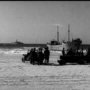 סירות מגיעות לחוף. צילום: Movietone